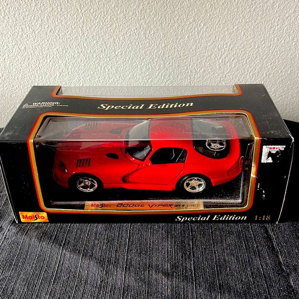 1/18 Maisto Dodge Viper GTS 1997 diecast